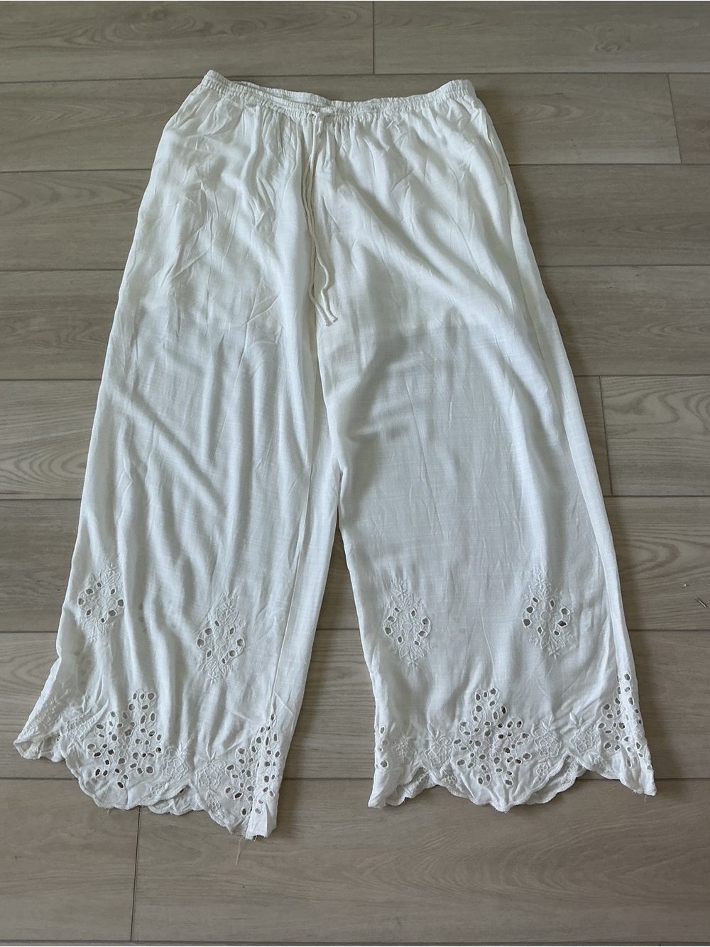 Women's White Eyelet Hem Wide-Leg Bermuda Shorts